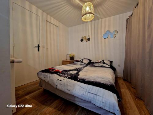 une chambre avec un lit et un plafond dans l'établissement Charment studio proche Paris 15, à Malakoff