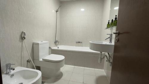 杜拜的住宿－R N D Vacation apartment in downtown business bay，白色的浴室设有卫生间和水槽。