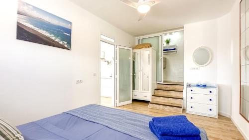 a bedroom with a bed with a blue blanket at Very private luxury1 bed Casita 5 minutes walk to Marina in Puerto Calero