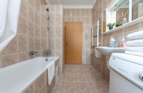 y baño con bañera y lavamanos. en Mini-Hotel Guest Residence en Kiev