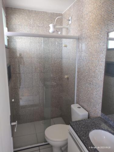 La salle de bains est pourvue d'une douche, de toilettes et d'un lavabo. dans l'établissement 702 Ap Cartier próximo a praia c/ churrasqueira e piscina, à Fortaleza