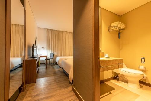 Habitación de hotel con aseo y lavabo en Hampton by Hilton Cartagena en Cartagena de Indias