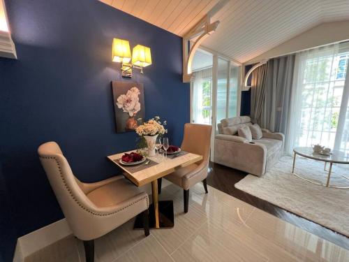 Khu vực ghế ngồi tại Grand Florida Beach Waterpark Condo Resort