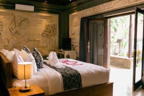 Ένα ή περισσότερα κρεβάτια σε δωμάτιο στο Arbathu Villa Ubud