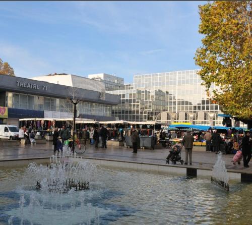 una fuente en medio de una ciudad con gente en Charment studio proche Paris 15, en Malakoff