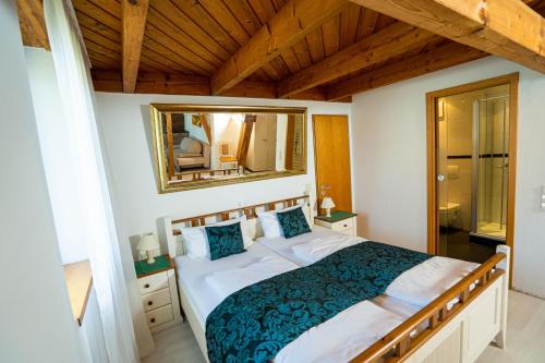 ein Schlafzimmer mit einem großen Bett und einem Spiegel in der Unterkunft Hotel Volapük in Konstanz