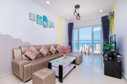 sala de estar con sofá y mesa en Vung Tau Gold Sea Apartment, en Vung Tau