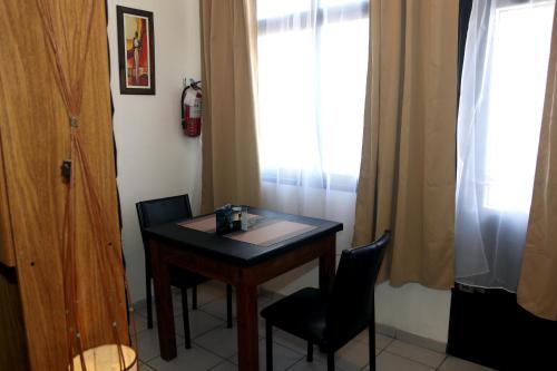 um quarto com uma mesa e duas cadeiras e uma janela em Loft Mendoza Capital Musica y Fotografia em Mendoza