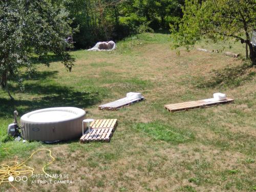 a hot tub and wooden pallets in a yard at B&B Da Dodo' in Calizzano