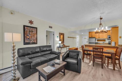 ein Wohnzimmer mit einem Sofa und einem Tisch in der Unterkunft Edelweiss Haus in Park City