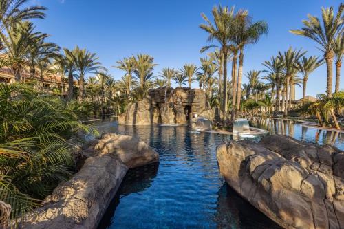 Bazén v ubytování Unique Club at Lopesan Costa Meloneras Resort nebo v jeho okolí
