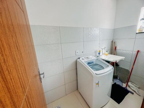a small bathroom with a toilet and a sink at Com 3/4 a poucos metros da Praia de Taperapuã. Piscina, 2 vagas de garagem e internet privativa in Porto Seguro
