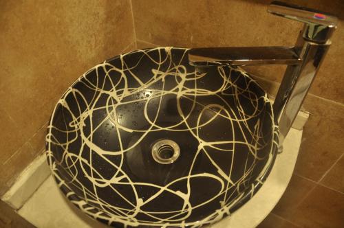 a bathroom sink with a wire contraption on it at Zhangjiajie Jijiehao Inn in Zhangjiajie
