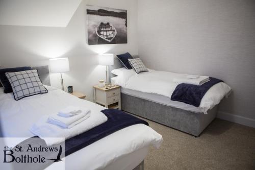 - une chambre avec 2 lits et des serviettes dans l'établissement Luxury in the most convenient location in St Andrews, à St Andrews