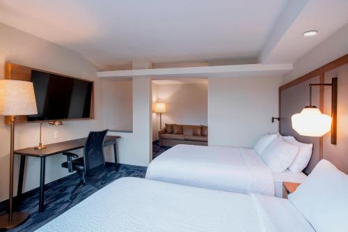 Llit o llits en una habitació de Fairfield Inn & Suites by Marriott Kelowna