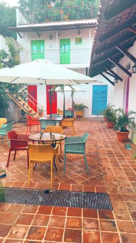 a patio with chairs and tables and umbrellas at Hotel Boutique Casa Sánchez in Santo Domingo
