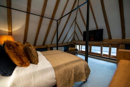 een slaapkamer met een bed in een tent bij Cloth Worker's Barn in Smarden