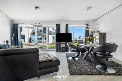 a living room with a couch and a table with chairs at Schleitraum in Kappeln