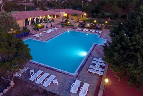 una vista aérea de una gran piscina con sillas en Casa Faedda Costa Paradiso en Costa Paradiso