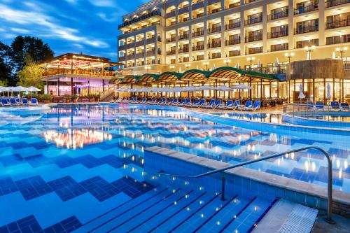 une piscine en face d'un hôtel dans l'établissement Sol Nessebar Bay All Inclusive, à Nessebar