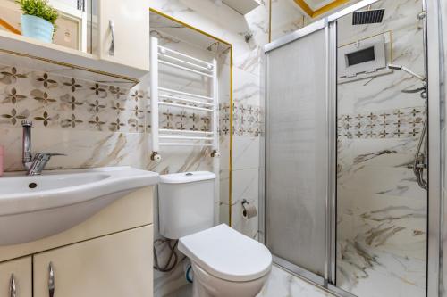 Koupelna v ubytování Cozy Flat w Balcony 8 min to Metro and Taksim