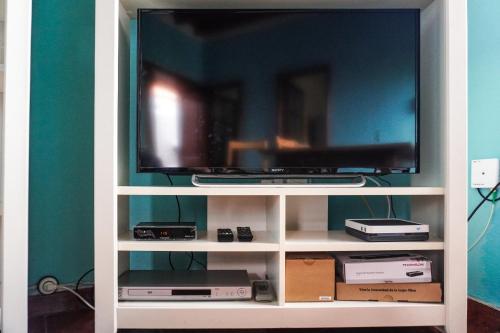 un centro de entretenimiento blanco con TV de pantalla plana en Casa Yeyo, Lomo Bermejo, en Santa Cruz de Tenerife