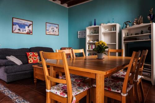 comedor con mesa de madera y sillas en Casa Yeyo, Lomo Bermejo, en Santa Cruz de Tenerife