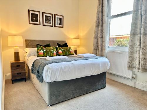 una camera con un grande letto e una finestra di Cliffords Reach at Bluebridge Court -City Centre - Free Parking a York