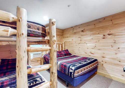 Postel nebo postele na pokoji v ubytování Kingslanding Cabin