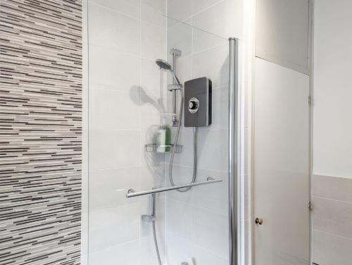 una ducha con cabezal de ducha en un baño en Emsdale House, en Emsworth