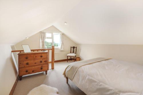 1 dormitorio con 1 cama, vestidor y ventana en Pass the Keys Cosy Countryside Cottage en Tonbridge