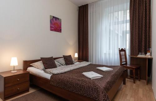 1 dormitorio con 1 cama con 2 toallas en Mini-Hotel Guest Residence en Kiev