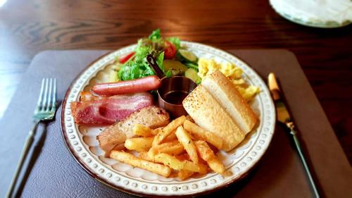 a plate of food with sausage and french fries at 日月潭森堡萊夫莊園 in Yuchi
