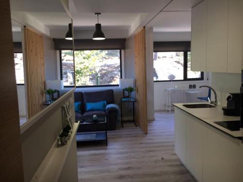 cocina y sala de estar con sofá en Apartamento Castro Celta, en Vigo