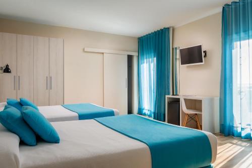 A bed or beds in a room at ALEGRIA Maripins