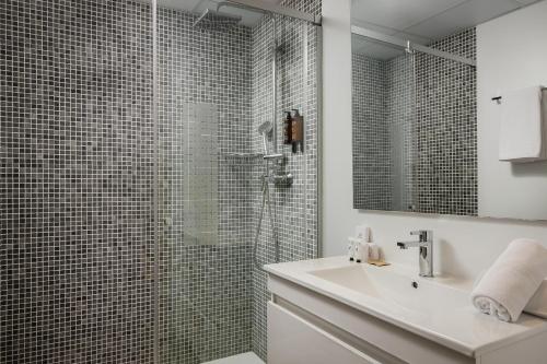 A bathroom at ALEGRIA Maripins