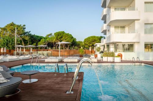 una piscina con una fuente en un edificio en ALEGRIA Mar Mediterrania - Adults Only 4*Sup, en Santa Susanna