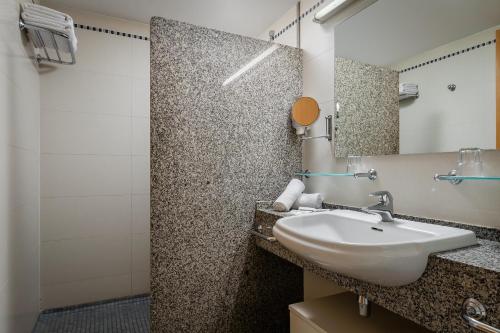 a bathroom with a sink and a mirror at ALEGRIA Caprici Verd in Santa Susanna