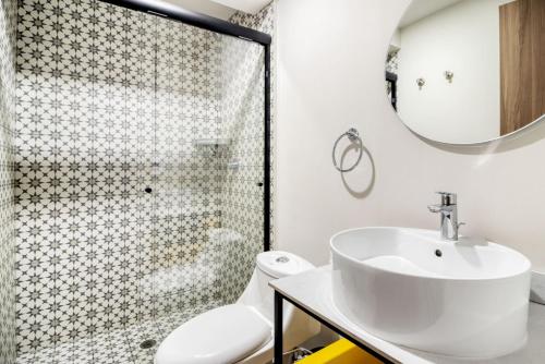 ein Badezimmer mit einem weißen Waschbecken und einer Dusche in der Unterkunft Stylish Condesa 2BR w Gym Rooftop MEX-122 in Mexiko-Stadt