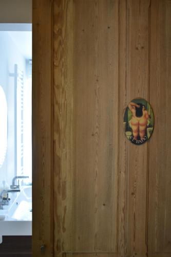 een sticker op een houten muur in een keuken bij Casa Frida in Oostende