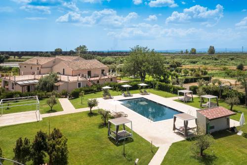 una vista aérea de una casa con piscina en Nèroli Bio Relais, en Catania