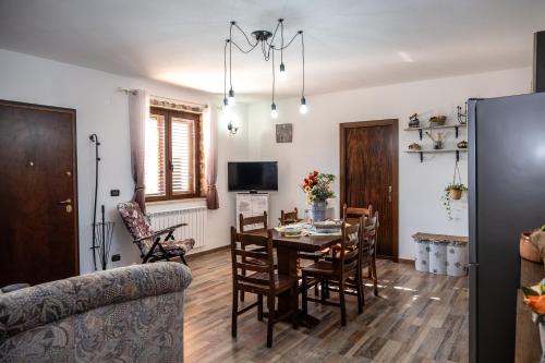 a kitchen and dining room with a table and chairs at Un posto al sole - Caltanissetta in Caltanissetta