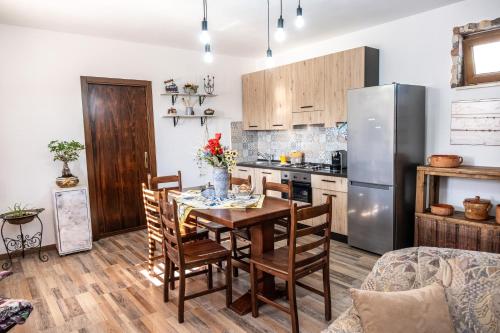 卡塔尼塞塔的住宿－Un posto al sole - Caltanissetta，厨房配有桌椅和冰箱。