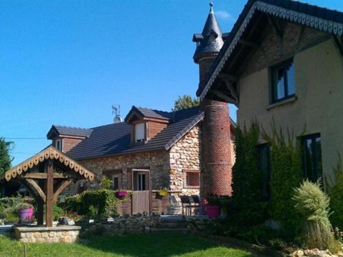 une grande maison en briques avec une cheminée en haut dans l'établissement Le Chalet Champenois, à Bethon