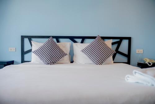 Cama ou camas em um quarto em Sleep Whale Hotel