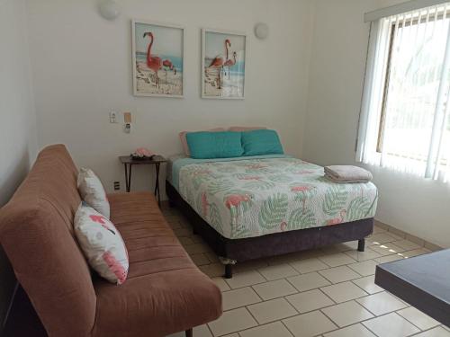 Ένα ή περισσότερα κρεβάτια σε δωμάτιο στο Hermoso apartamento en Manzanillo con alberca y cancha de tenis, Ideal para relajarse y disfrutar de una escapada tranquila en el paraíso tropical