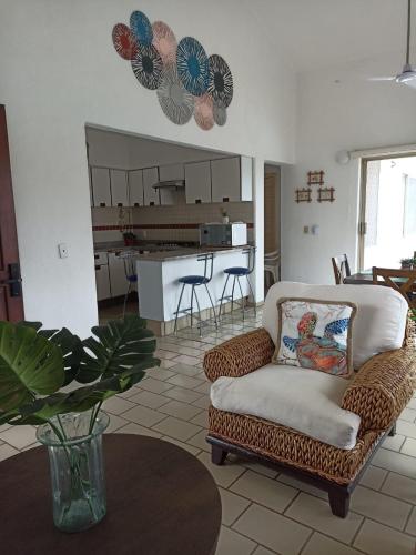 Η κουζίνα ή μικρή κουζίνα στο Hermoso apartamento en Manzanillo con alberca y cancha de tenis, Ideal para relajarse y disfrutar de una escapada tranquila en el paraíso tropical