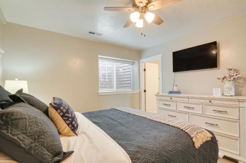Cama ou camas em um quarto em Ranch Escape with Patio about 21 Mi to Bryce Canyon