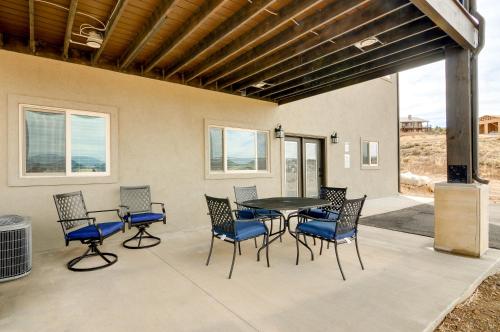 Uma varanda ou terraço em Ranch Escape with Patio about 21 Mi to Bryce Canyon