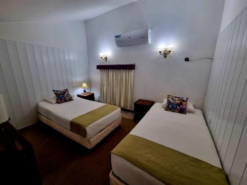 Postel nebo postele na pokoji v ubytování Hotel Hassler